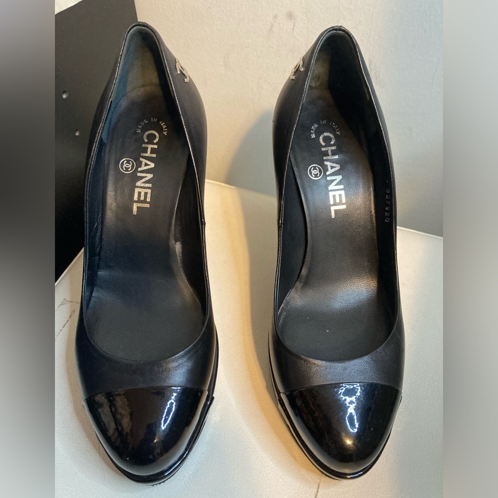 Chanel 2011 Karl Lagerfeld collection Interlock CC Logo Pumps